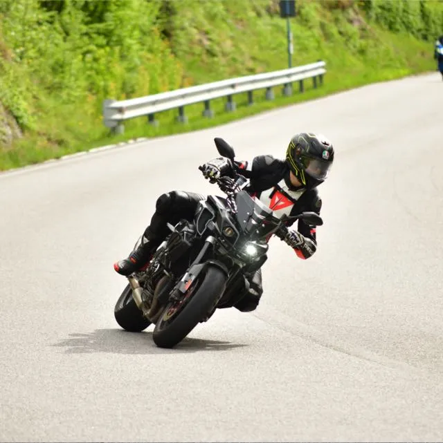 Cerpex in piega sulla sua moto