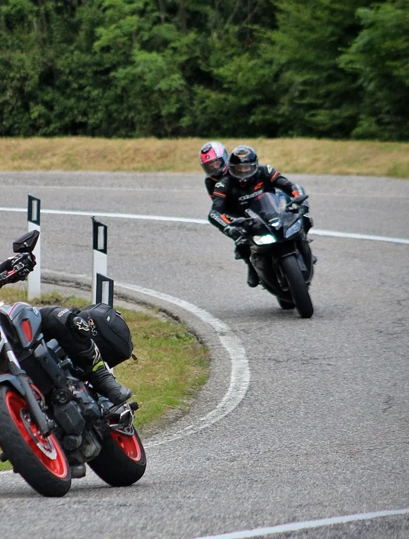 Darthmat21 in piega sulla sua moto
