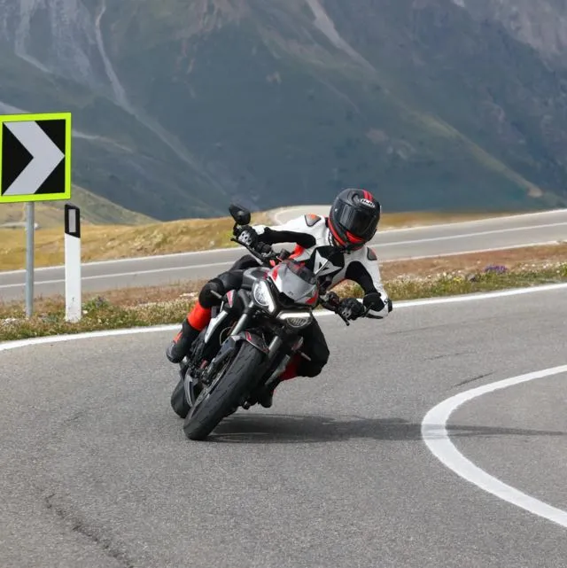 Lawrentzoh in piega sulla sua moto